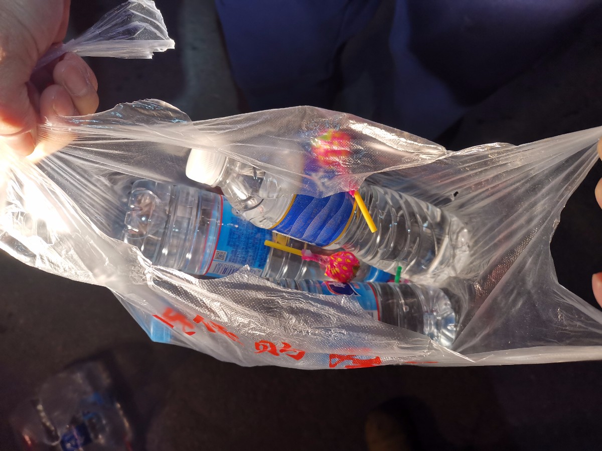 通州一位12岁少年用零花钱为消防员买水喝