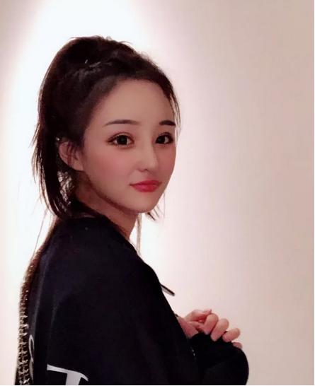 只因王思聪一句话,电竞选手的女友都长这样,网友:校长得背锅