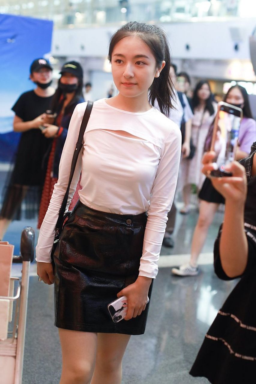 李兰迪露背黑裙好美,这个身材管理真的很棒了呀[抱一抱] 67  造型