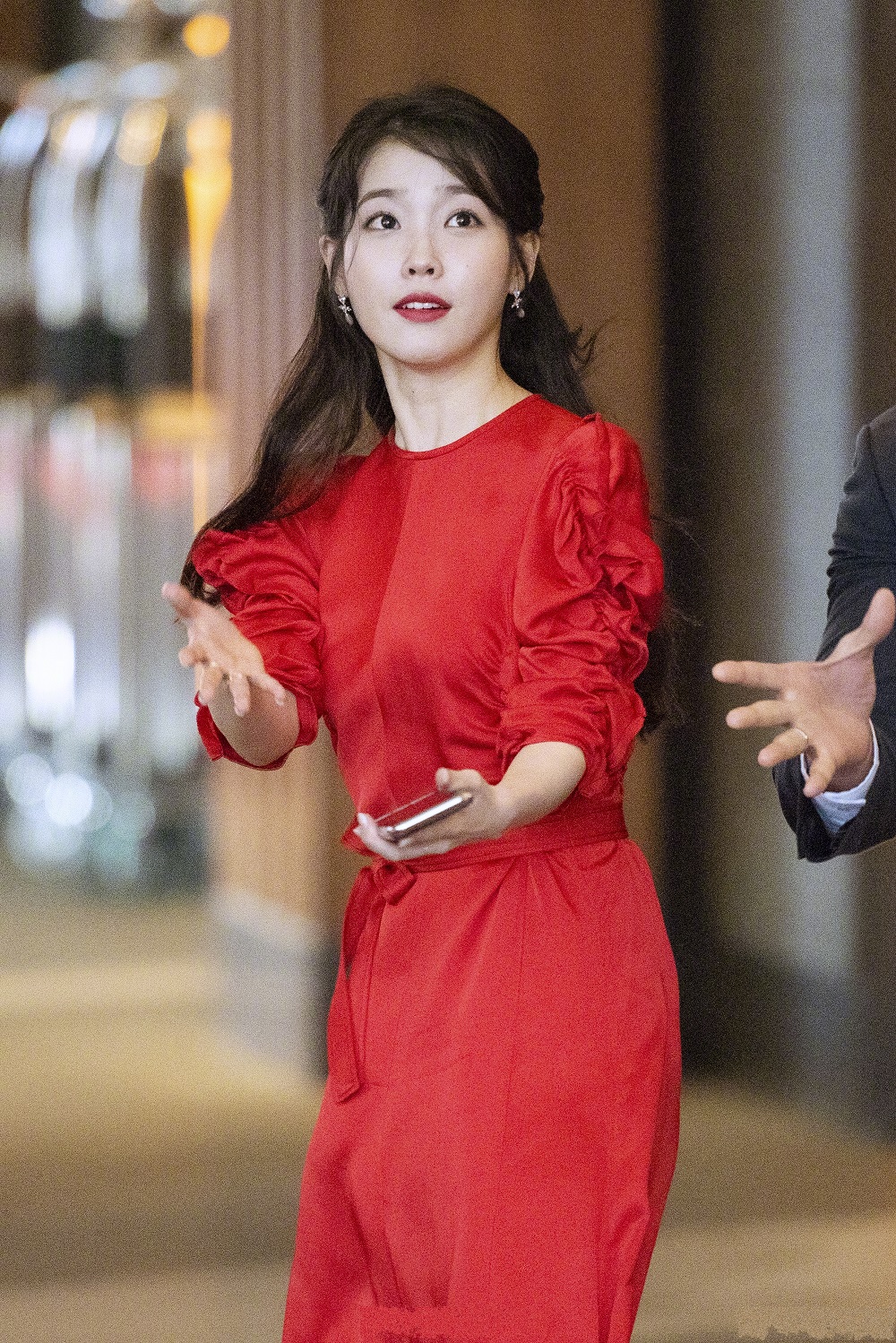 iu李知恩厉害了,身穿一袭红裙尽显嫩滑皮肤,网友称赞:白到发光
