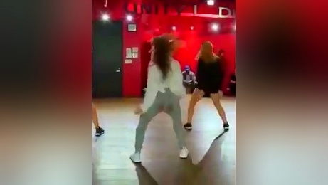 斗舞现场,全程托着下巴看完的 大家来跳广场舞 03:20 一群美女大学生