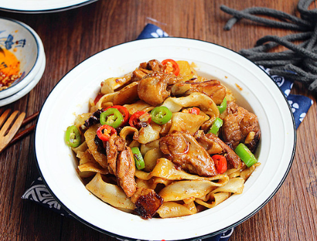 天冷了,做一锅土豆鸡块面,热热乎乎,有菜有肉有饭,边吃边出汗