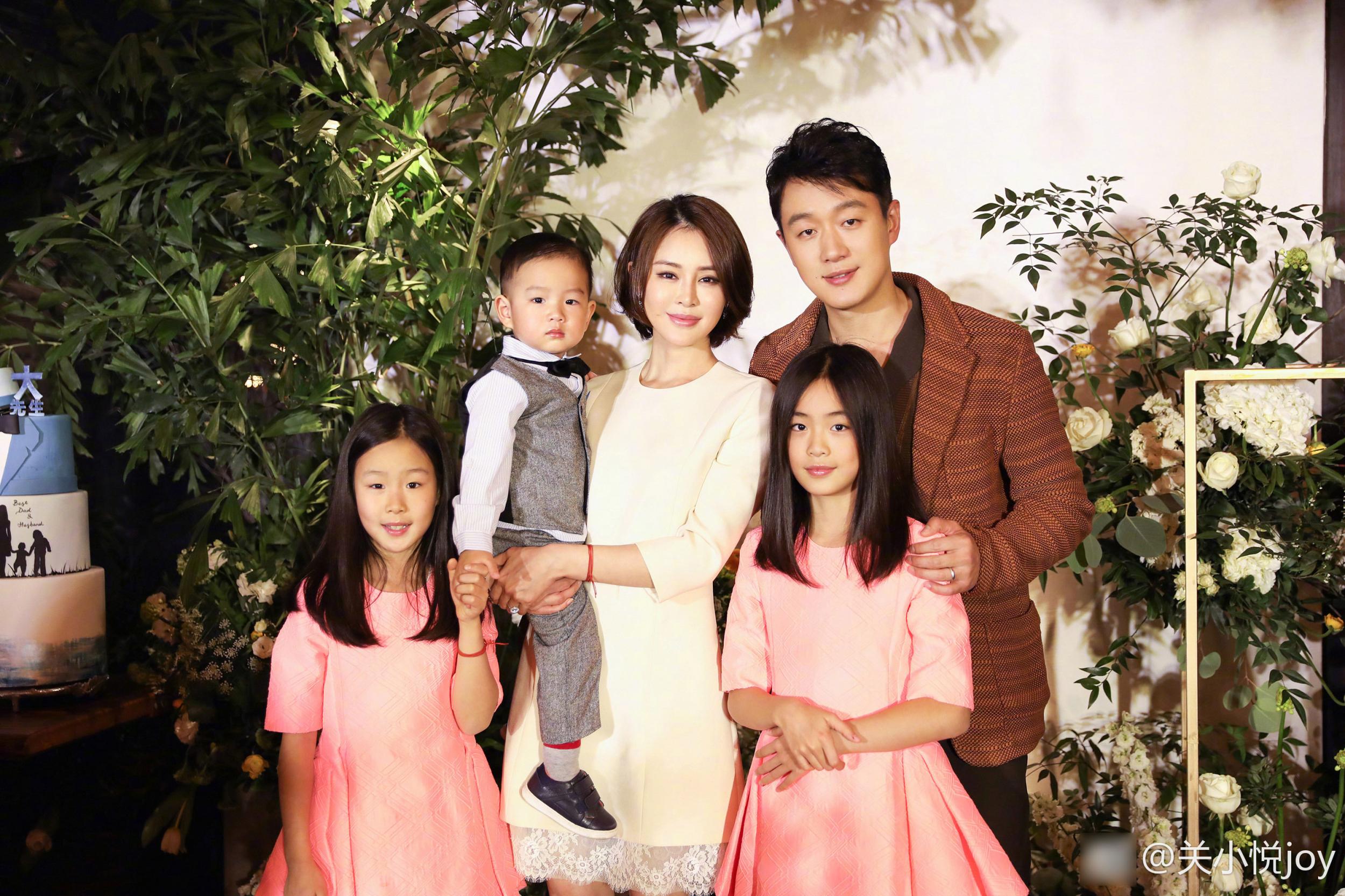 他成名后将老师迎娶进门,8年连生3娃恩爱如初,现将妻子宠成宝!