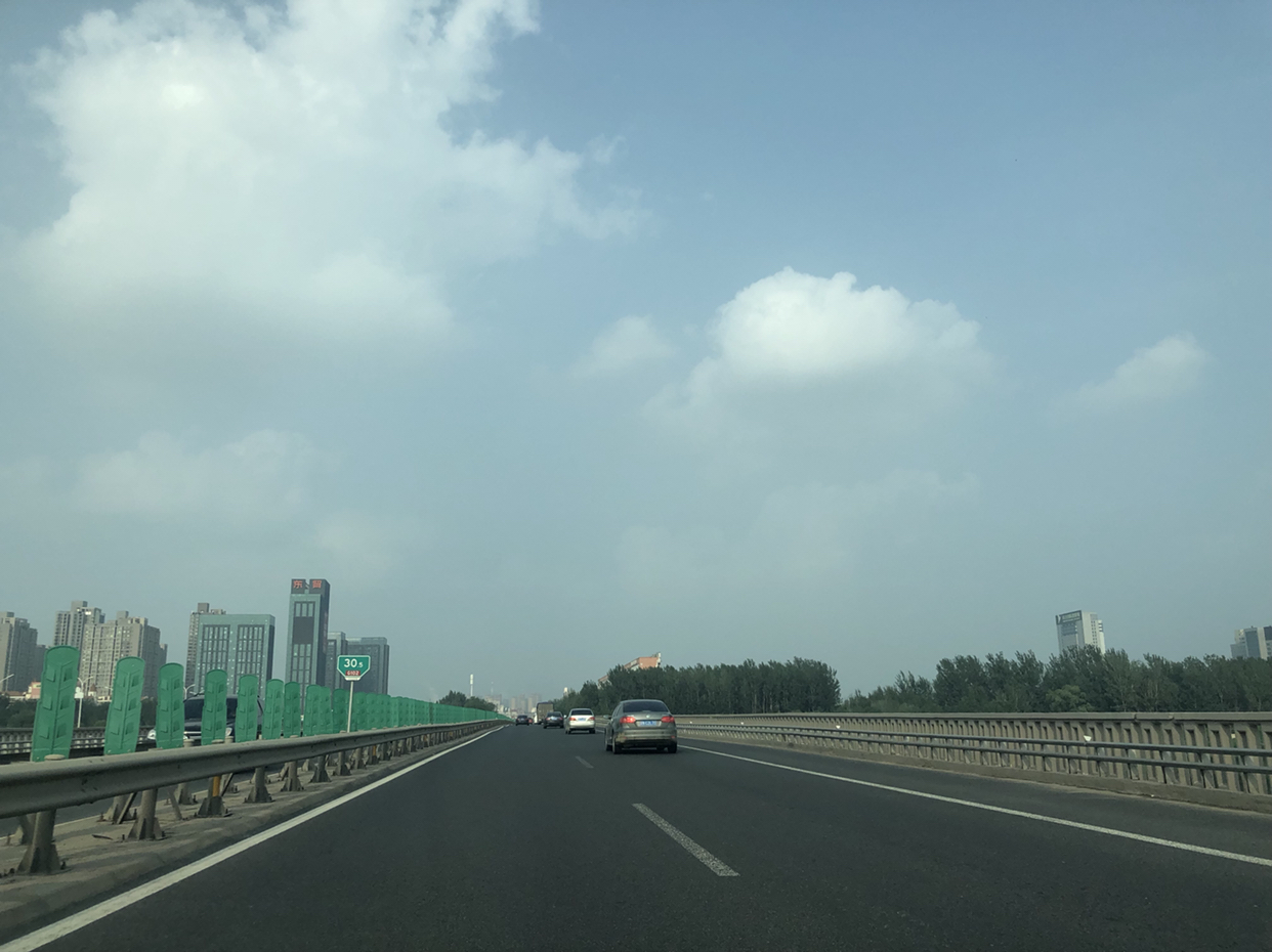 通燕高速路燕郊方向 擎天柱广告牌不见了