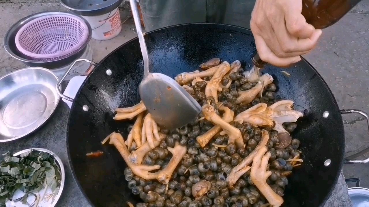 农村大叔做当地美食,用鸡爪和鸭爪,焖石螺,超美味
