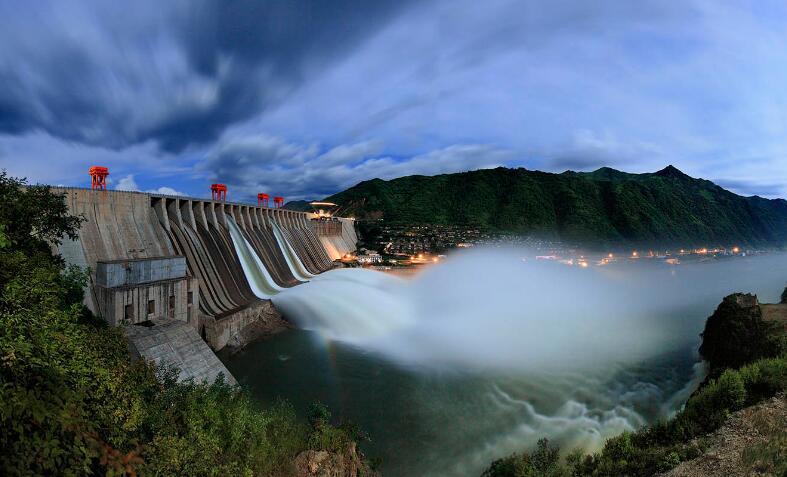 云峰水电站除了发电,还兼顾筏运,防洪,养鱼,航运和灌溉等,而对于防洪