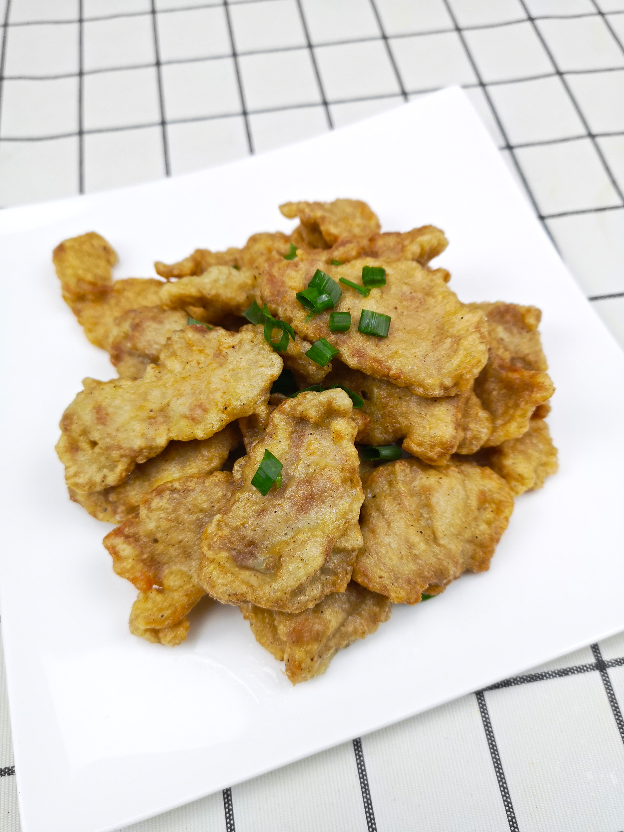 椒香小酥肉,这样做赛过炒着吃,外脆里嫩不黏牙,大人小孩抢着吃