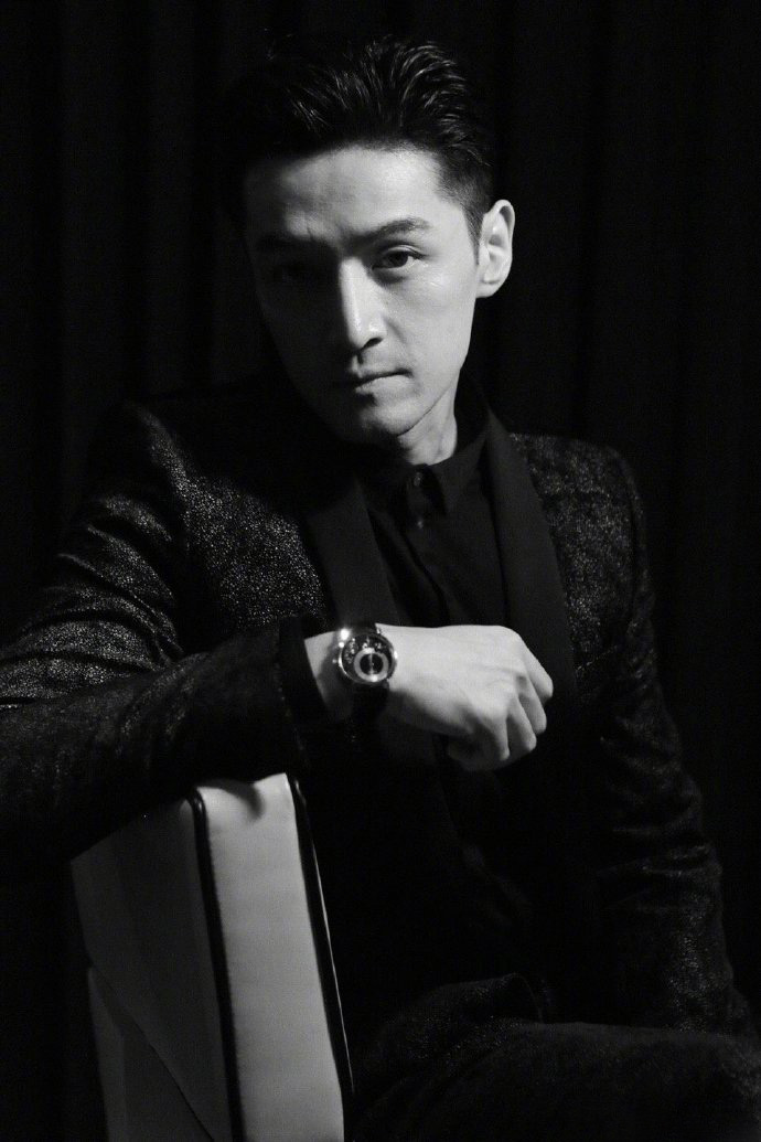 胡歌的写真照,性感帅气,你可以选一张做墙纸了