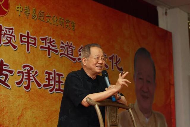 曾仕强教授讲解:孩子为什么不用教