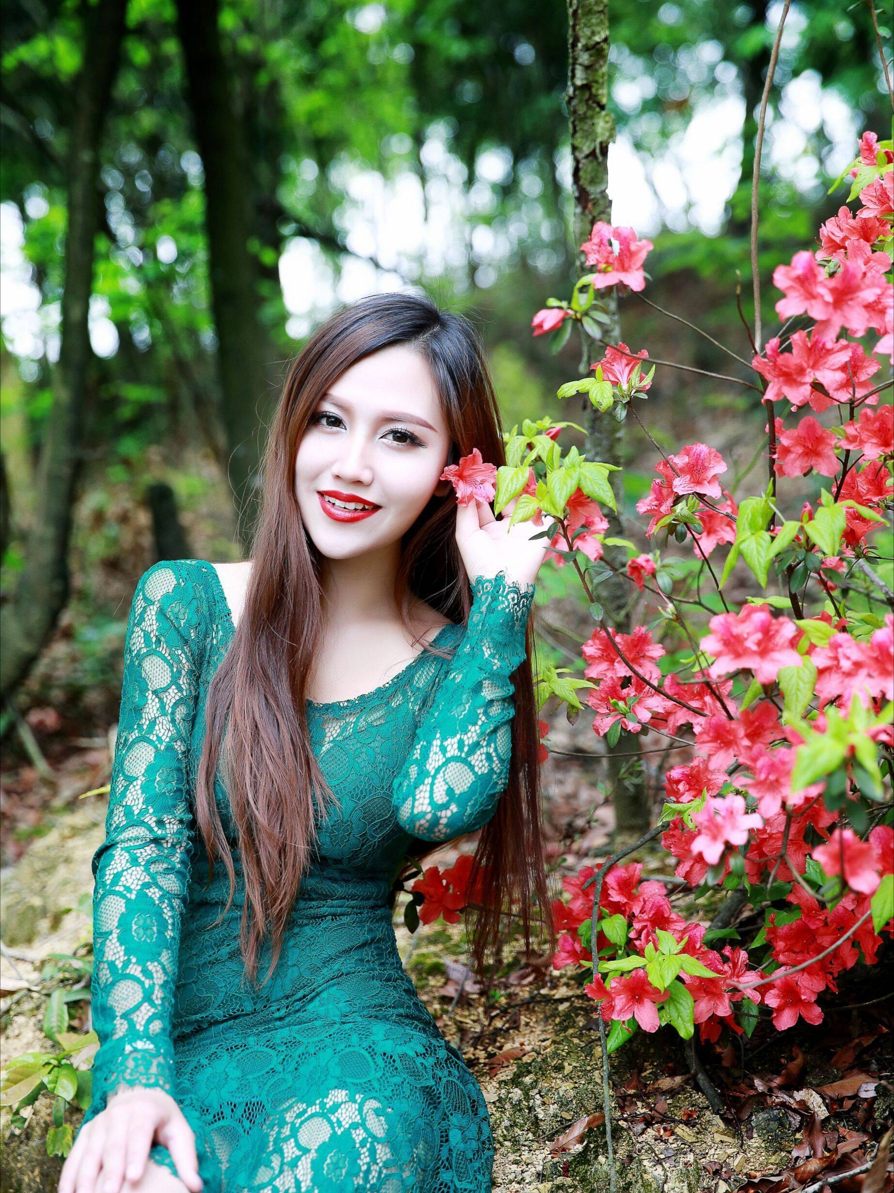 女神级别的平面模特,身着性感诱人的蕾丝长裙