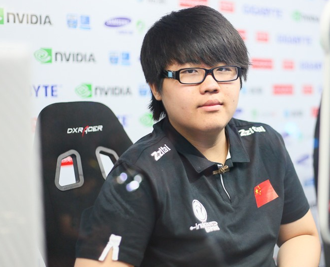 姿态看儿时照片直呼经典:电脑桌堆满零食可乐,打扮清凉颜值真实