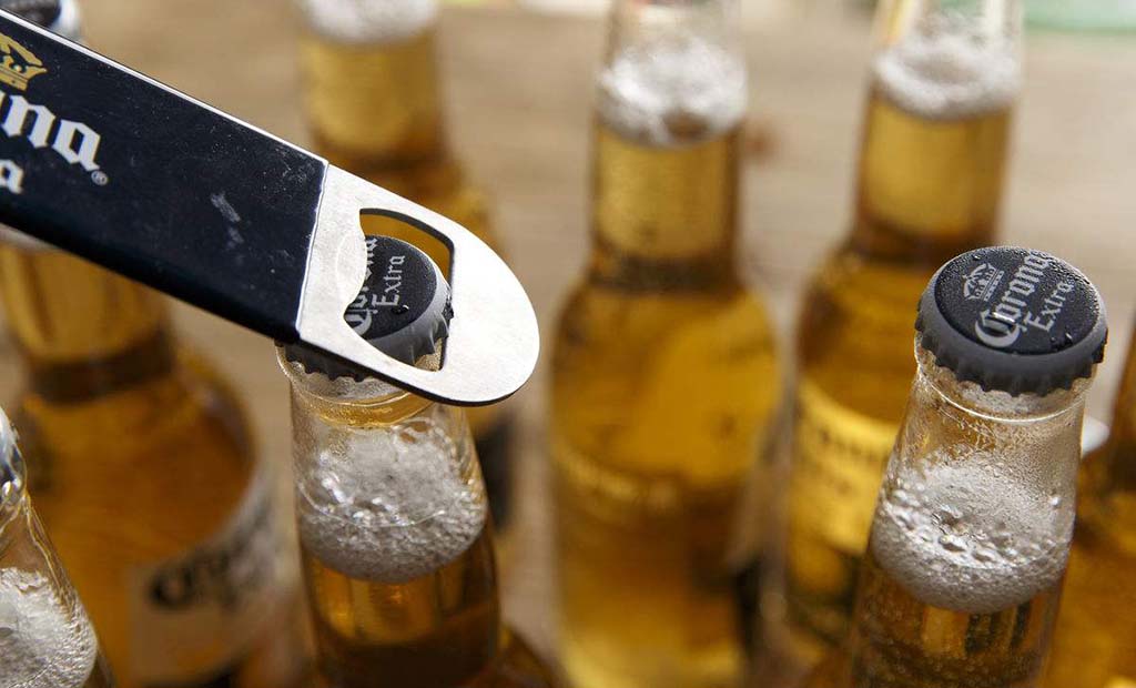 这20年啤酒白喝了,今天才知道用手就能打开啤酒盖,不知道亏大了