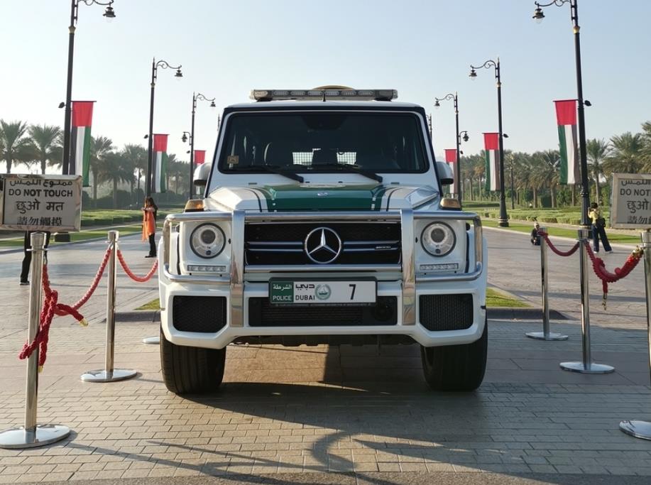 国外警车亮相街头,国内游客在酋长门口拍到大g