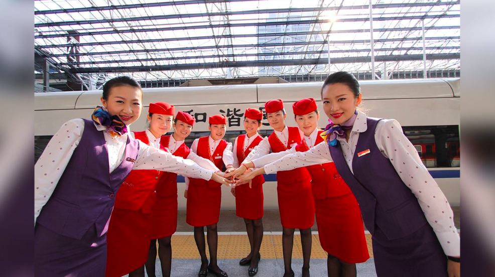 高铁乘务员的工资到底有多少?工作都是做些什么呢?