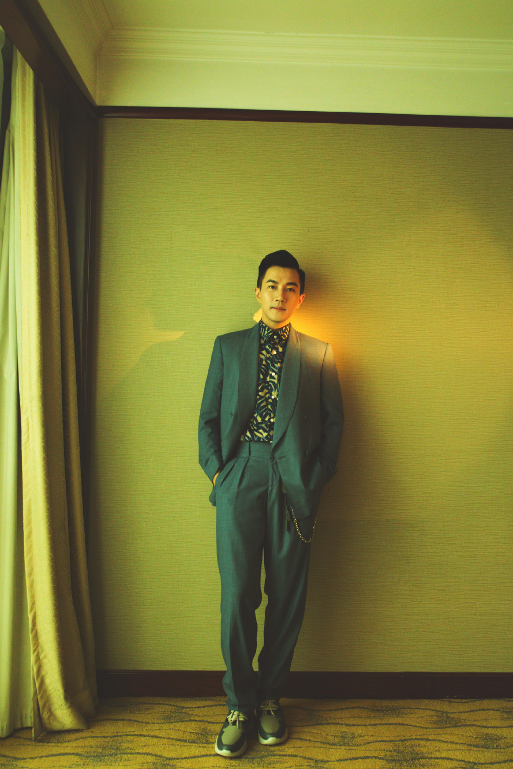 刘恺威厉害了,绿西服 运动鞋不够还配"链子",是帅气的刘叔叔