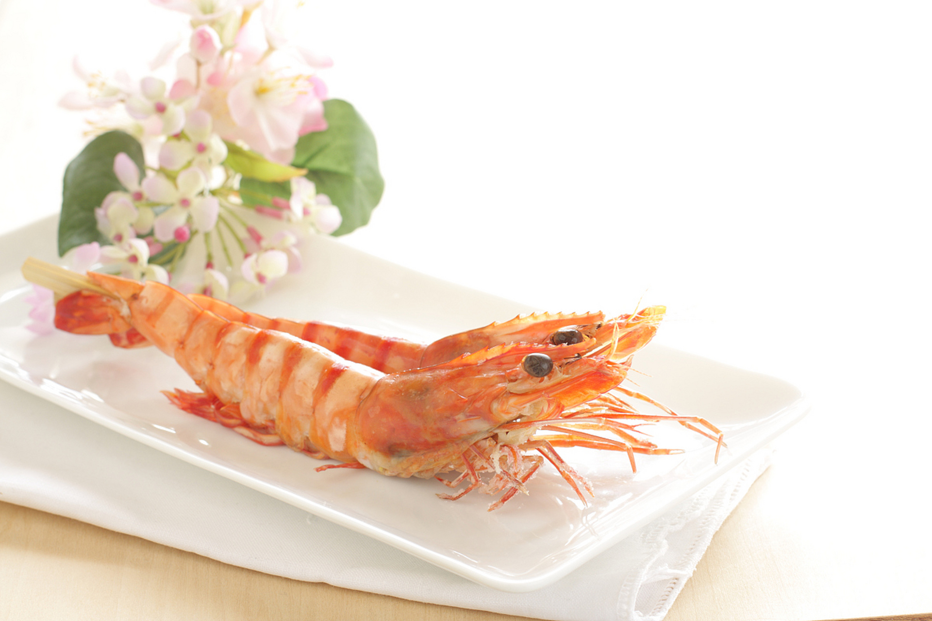 白灼罗氏虾,口感鲜美,营养丰富,做法简单易学,适合家庭聚餐或朋友聚会