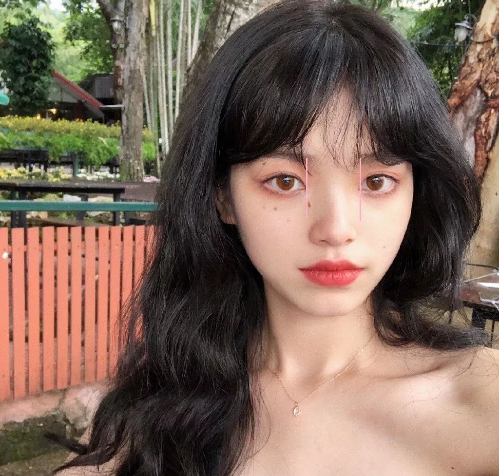 并且鼻头肉肉的,下巴偏短和方,这些都是显得更有少女感的标志.