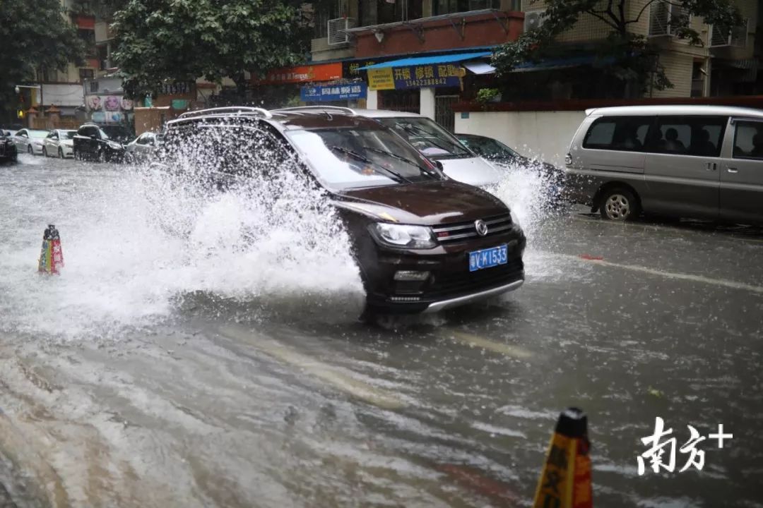 开船上路,家门口捉鱼……广东特大暴雨遇上高考日,这些画面刷爆朋友圈
