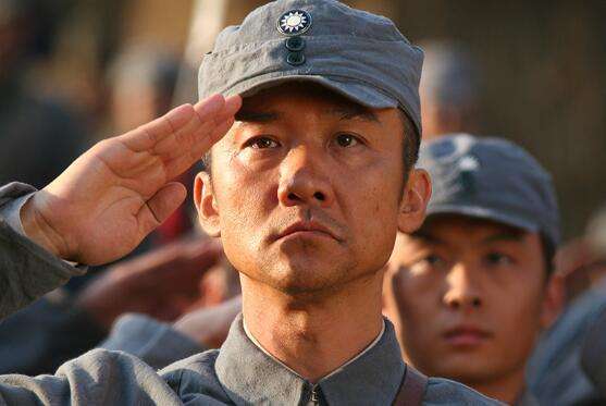 《新亮剑》的李云龙,娶大2岁老婆婚姻仅13年,16岁儿子长相帅气