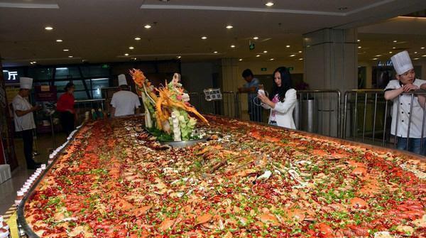 土豪一顿饭40万,12平米海鲜宴表示不服,发话:老百姓一元随便吃