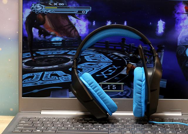 设计独特个性十足,罗技 g430 游戏头戴耳机