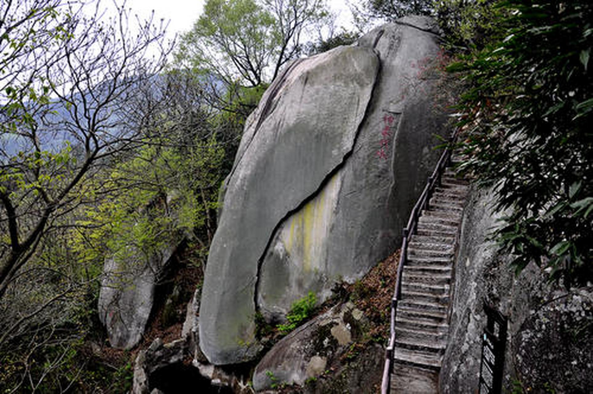 旅游攻略# 铜锣寨:铜锣寨是一个以自然景色为主要优势的旅游点,野般