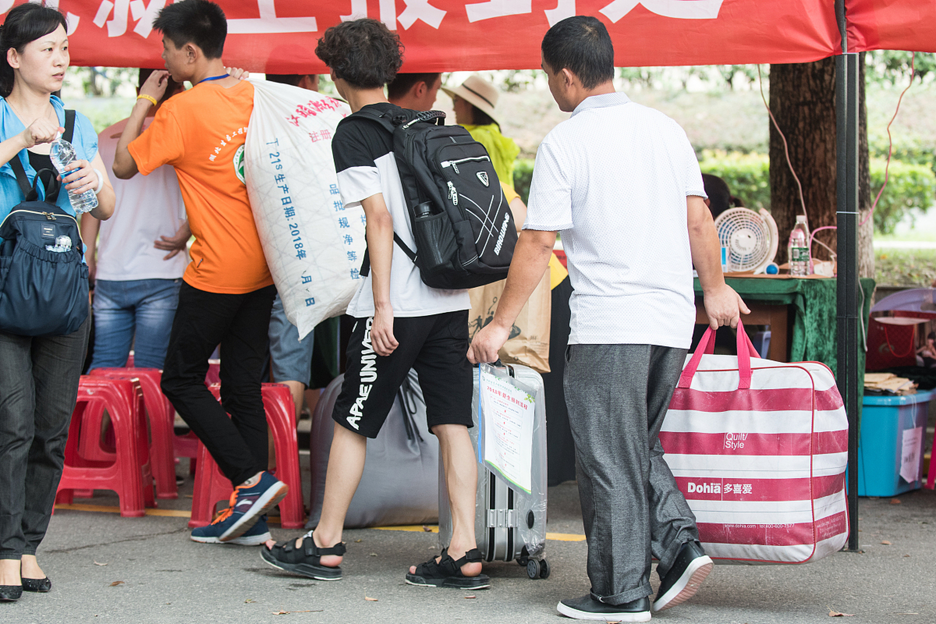 大学生暑假涌向工厂流水线# 我有一个疑问,这种短期工作,如何保证打工