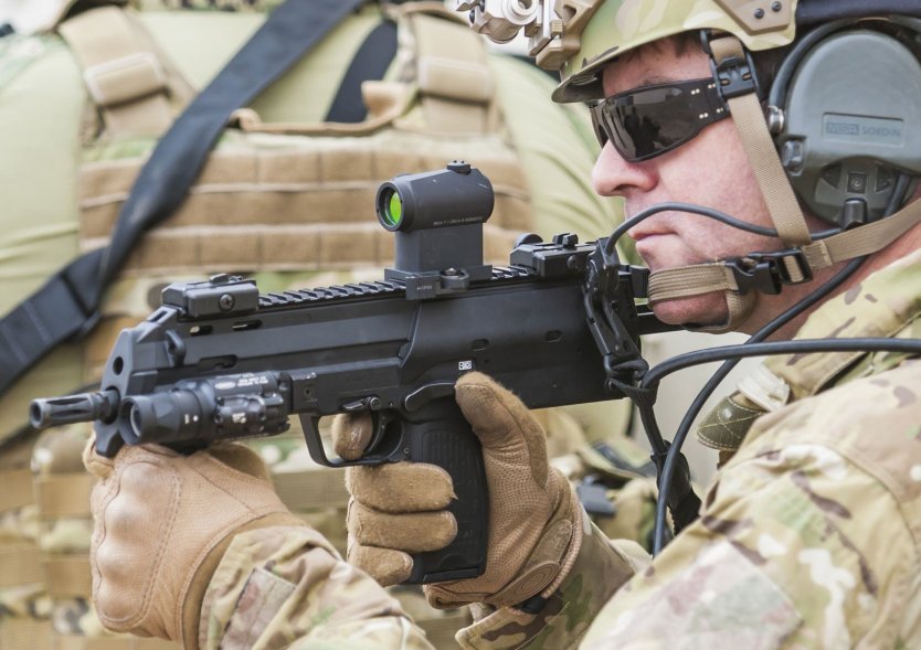 与其说是冲锋枪,不如说是"小钢炮"德国hk mp7深度评测