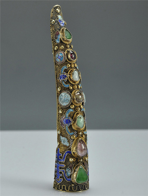 清朝妃嫔手上戴的那根长长的物件叫什么,为何地位越高戴得越多?