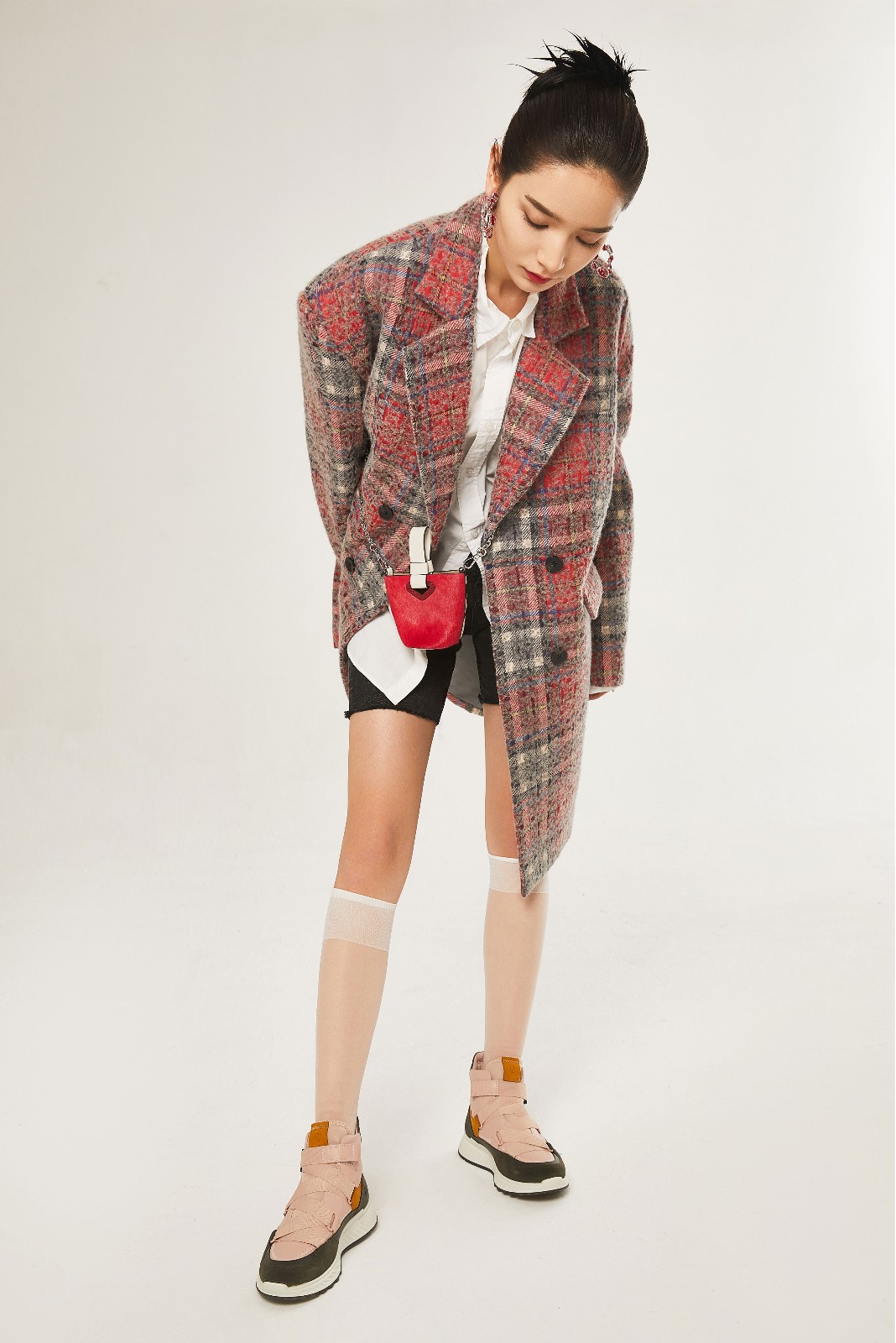 代斯写真照曝光,穿呢子格纹大衣配丝袜,戴玫红色墨镜俏皮又帅气