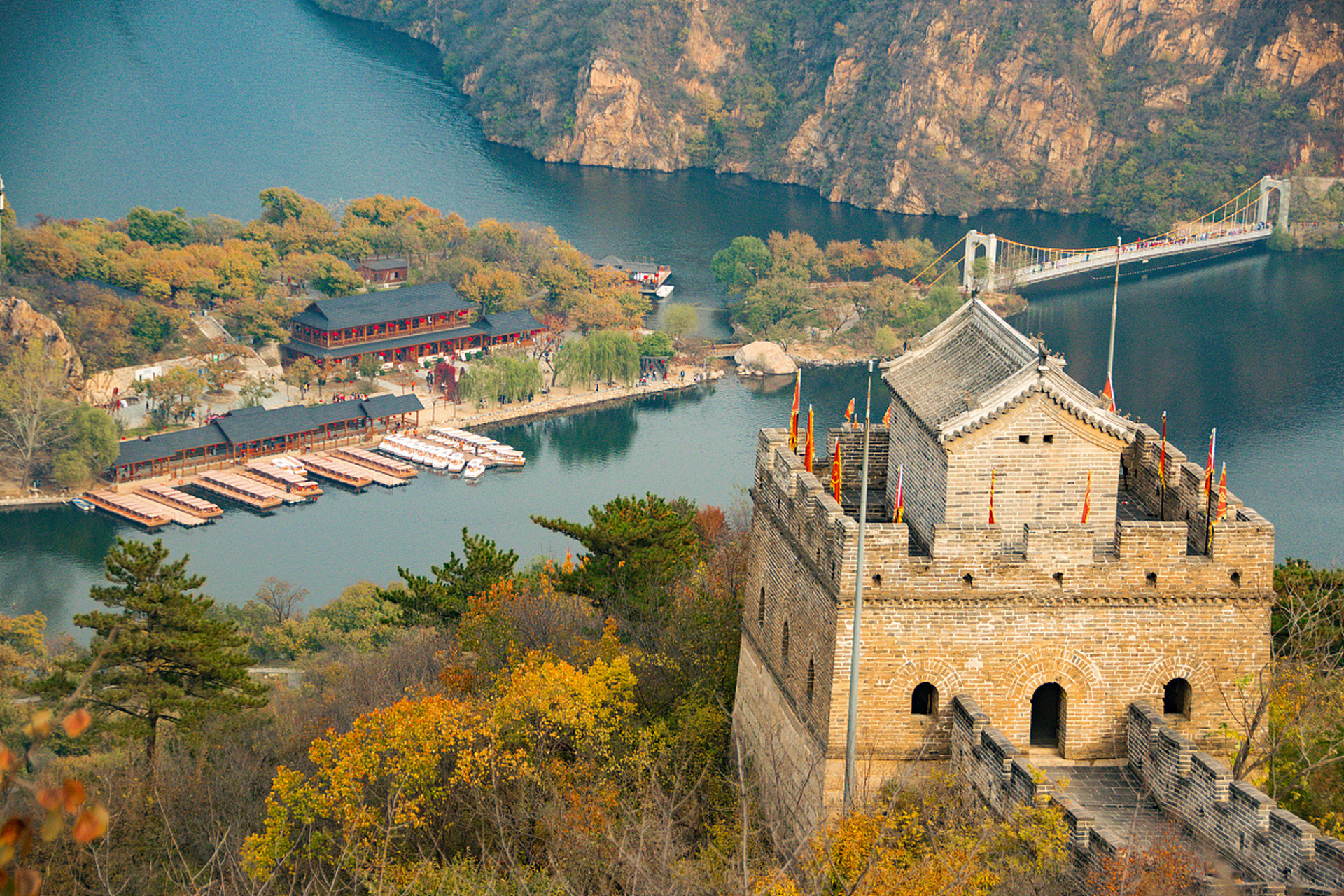 一座以山川水域风光为主的大型旅游景区,座落于北京市怀柔区九渡河镇