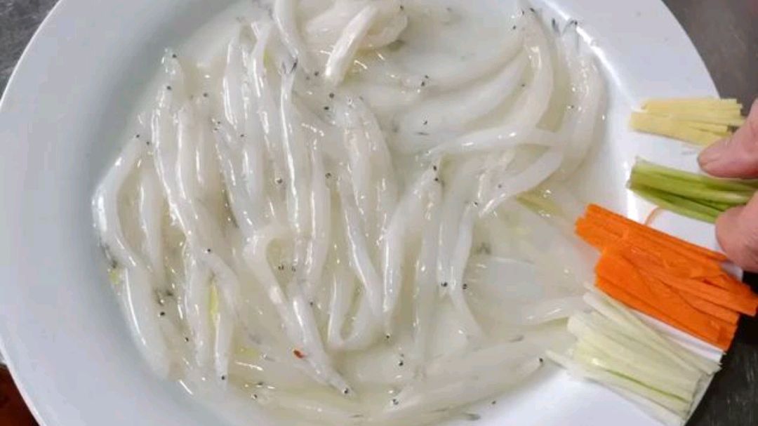 老东北分享东北经典名菜锅塌银鱼,鲜嫩透爽,传统烹制原汁原味!