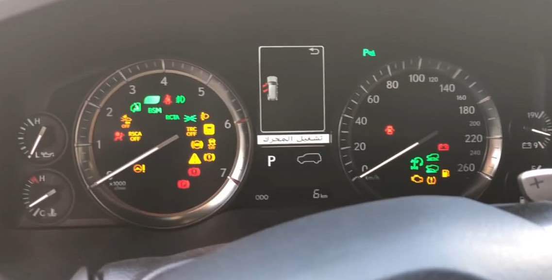 在车尾,中东版19款雷克萨斯lx570黑色特别版带有黑色特别版标签.