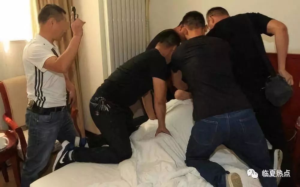 1月8日,民警在临洮县洮阳镇西大街某宾馆附近抓获涉嫌贩卖毒品的犯罪