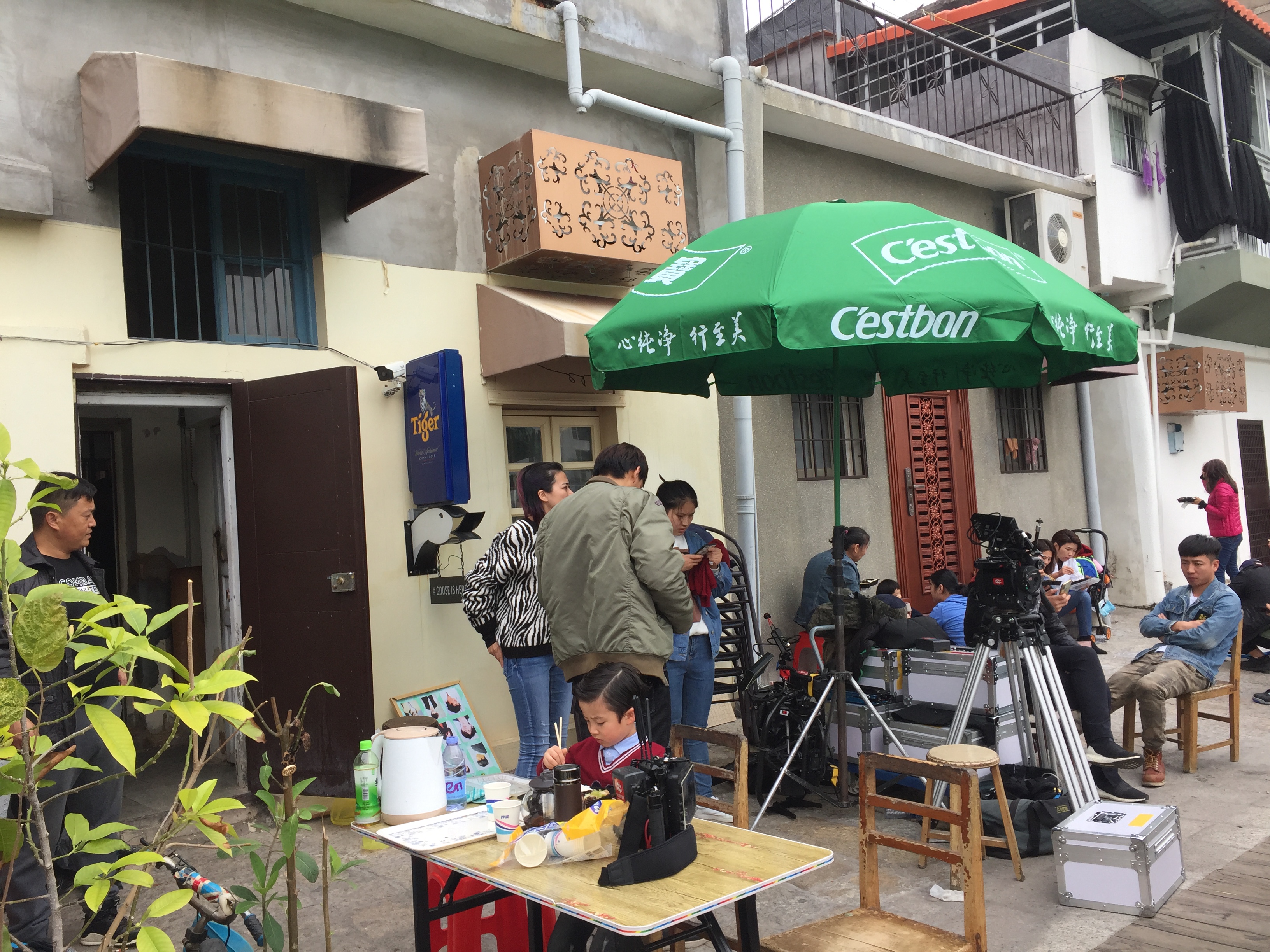 剧组人员在后门就餐