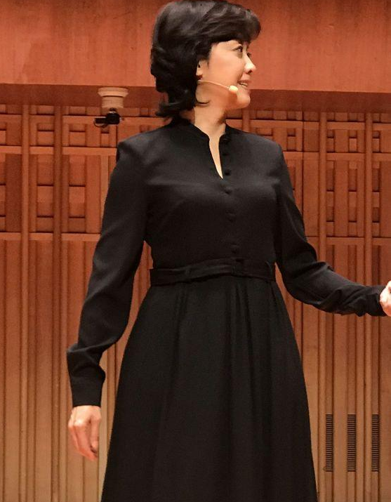 66岁朱琳近照曝光,一身黑裙优雅大方,"女儿国国王"依旧是国王