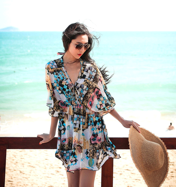 气质美女站在沙滩上,一身沙滩装显得优雅大方,游客:美极了