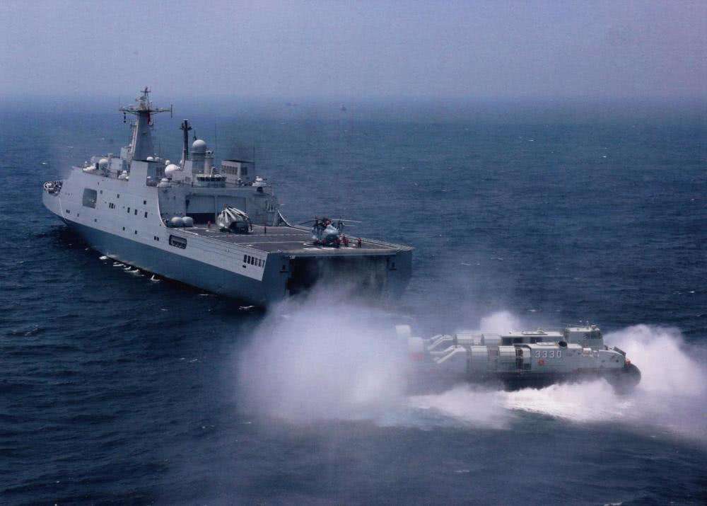 中国海军两栖登陆的主力舰,071型两栖船坞登陆舰