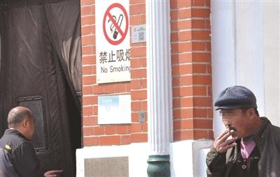 "禁烟"难?商场厕所内总有人吸烟 理由:"没找到公共吸烟室"
