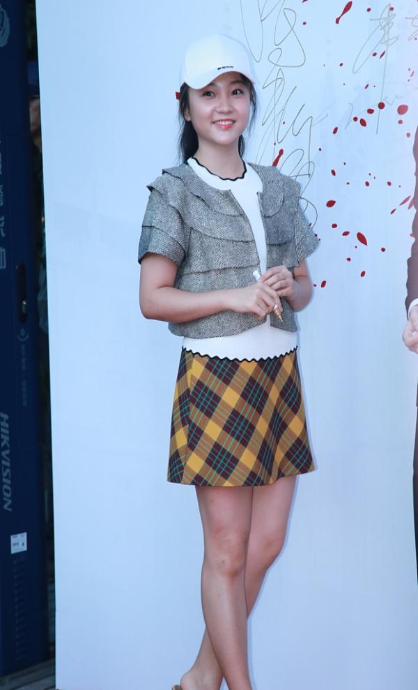 组图:林妙可大腿粗壮显圆润 厚底鞋配荷叶边开衫造型一言难尽