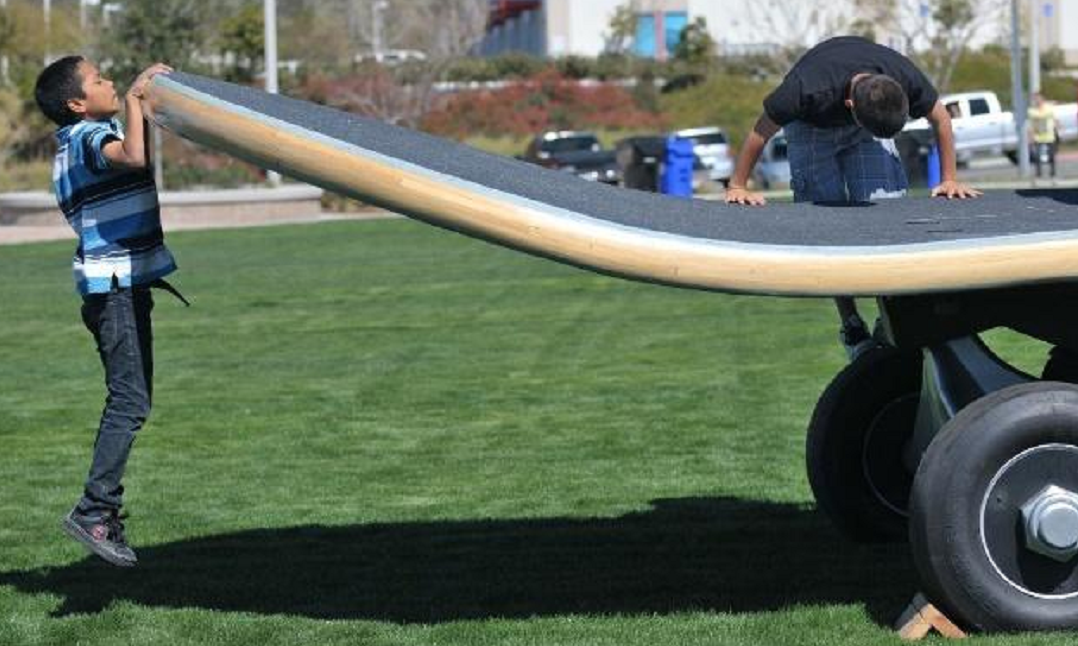 世界上最大的滑板,能够承载40人,网友:刹车全靠碰?