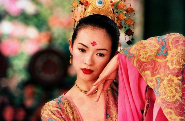 章子怡晒女儿醒醒正面照 发量惊人 摇滚范十足