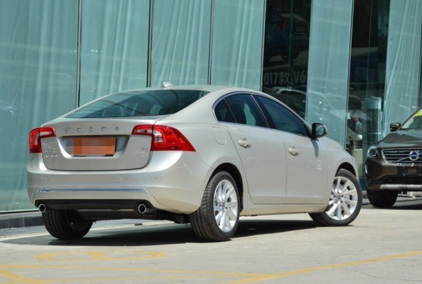 沃尔沃s60l,外观回头率很高设计的非常耐看,是速度与美感的结合,可以