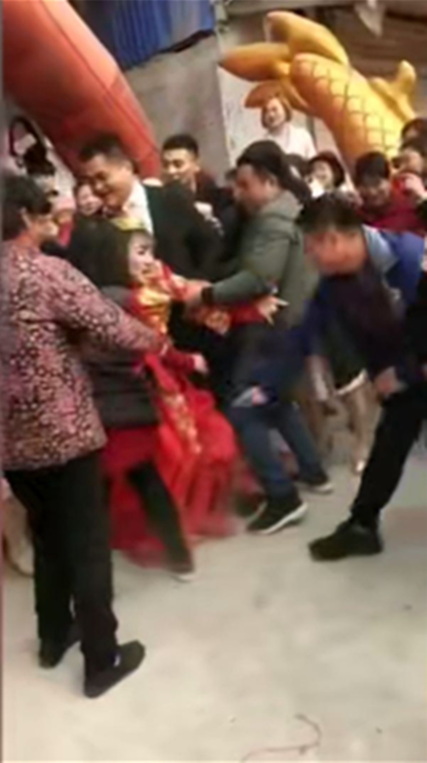 结婚当天遭恶搞是一种什么体验?新娘霸气狠踹婚闹者,网友:解恨