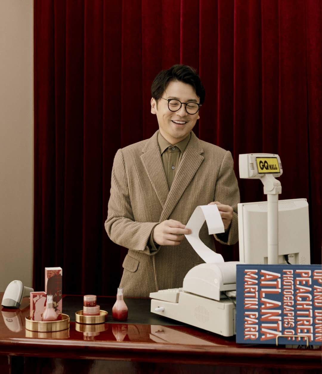 戴上眼镜的雷佳音则多了几分书生气,偏分的刘海和黑框眼镜,加上绿棕色