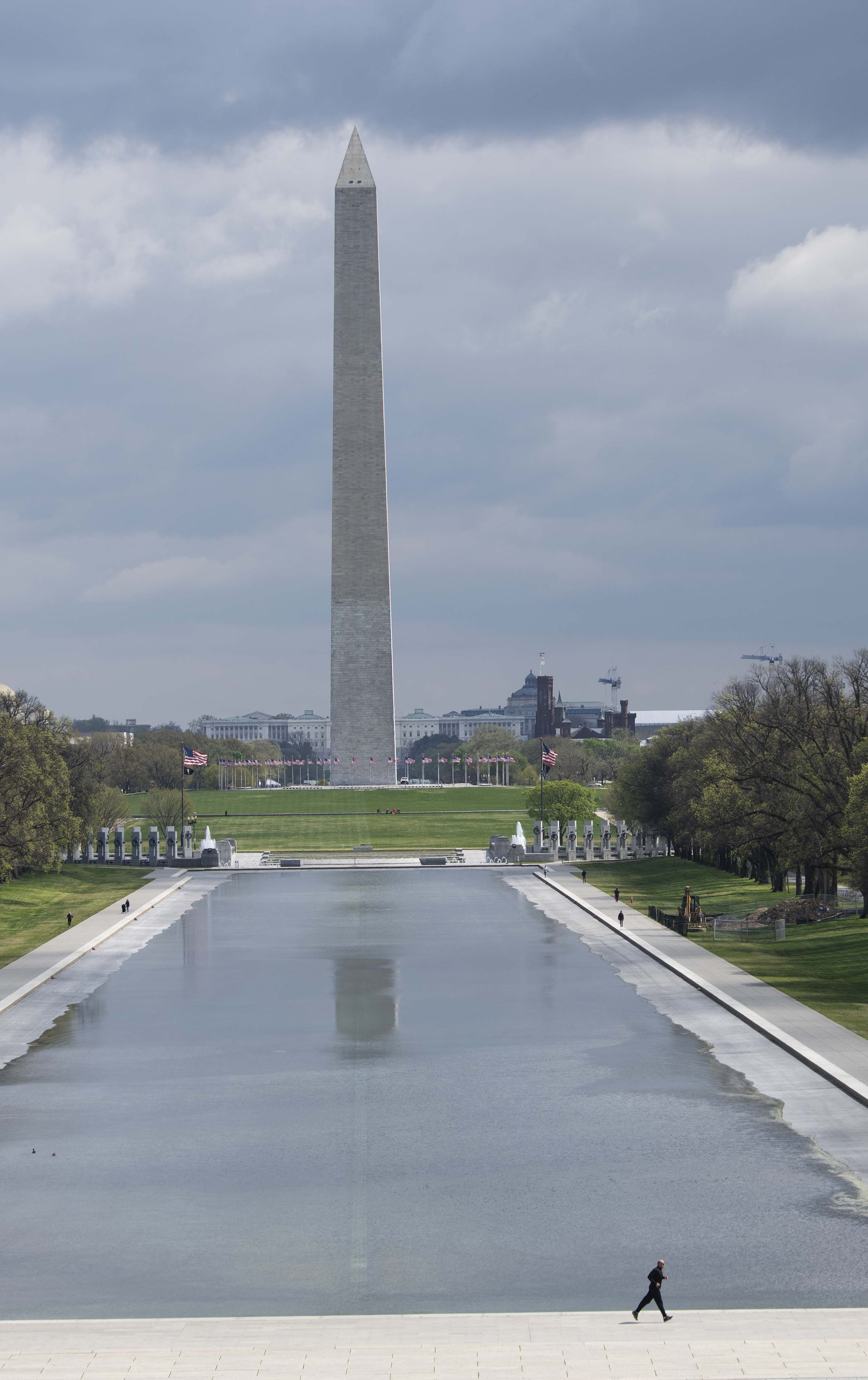 这是4月1日在美国首都华盛顿拍摄的林肯纪念堂