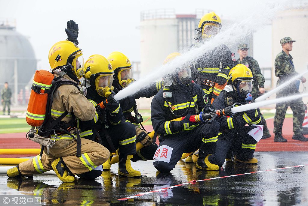 江苏泰州举行消防员应急救援比武竞赛