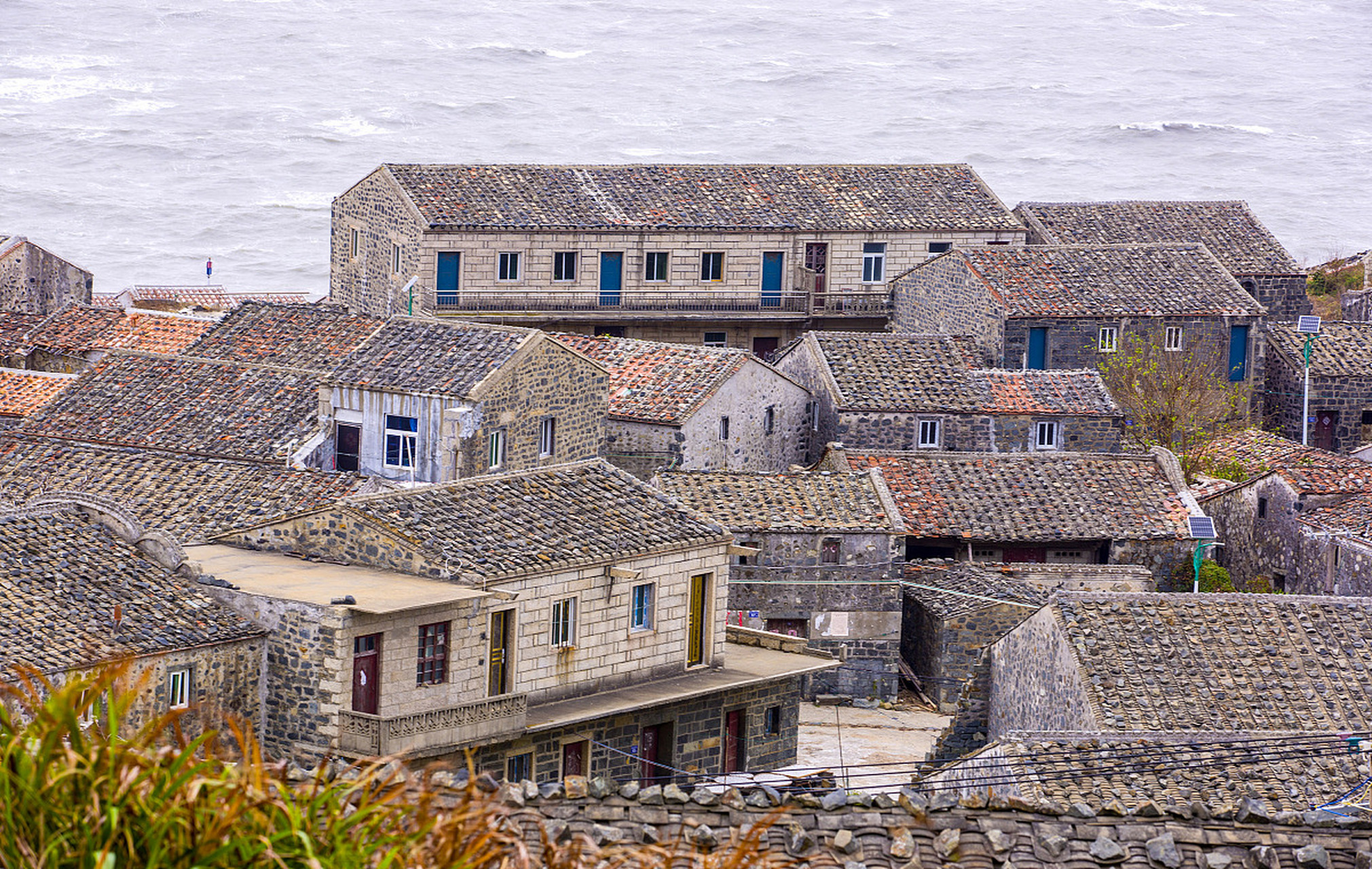 奔赴春天的旅行# 春季的脚步轻盈而至,平潭岛上的石厝古民居等待着