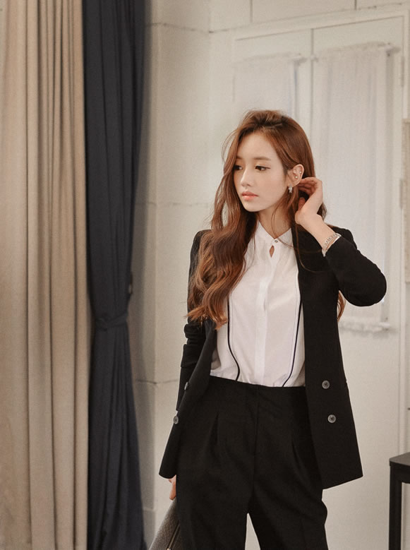 孙允珠白色衬衫配纯黑色职业西装