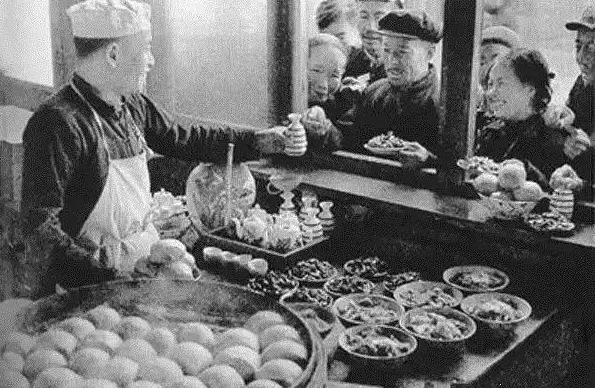 80年代农村吃饭老照片:可能吃的没那么丰盛,但是大家互相分享!